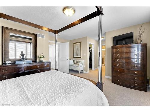 4776 Victor Drive, Niagara Falls, ON - Indoor Photo Showing Bedroom