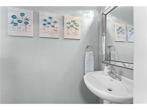 5759 Jake Crescent, Niagara Falls, ON - Indoor Photo Showing Bathroom