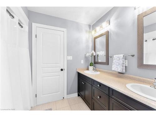 5759 Jake Crescent, Niagara Falls, ON - Indoor Photo Showing Bathroom