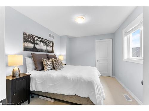 5759 Jake Crescent, Niagara Falls, ON - Indoor Photo Showing Bedroom