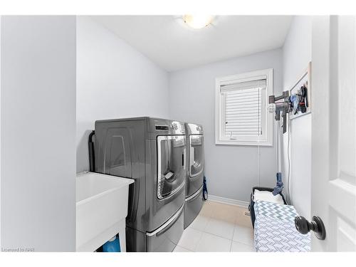 5759 Jake Crescent, Niagara Falls, ON - Indoor Photo Showing Laundry Room