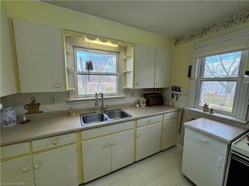 8845 Lyons Creek Rd Road, Niagara Falls, ON - Indoor Photo Showing Kitchen With Double Sink
