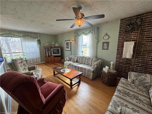 8845 Lyons Creek Rd Road, Niagara Falls, ON - Indoor Photo Showing Living Room