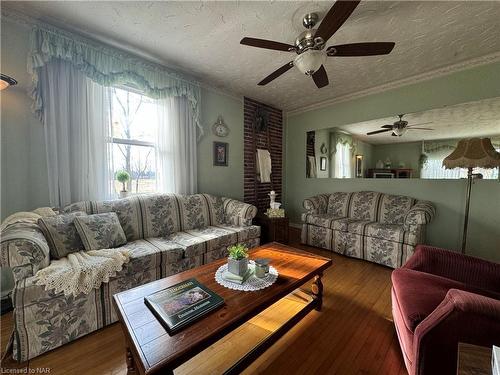 8845 Lyons Creek Rd Road, Niagara Falls, ON - Indoor Photo Showing Living Room