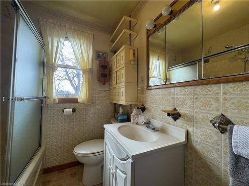 8845 Lyons Creek Rd Road, Niagara Falls, ON - Indoor Photo Showing Bathroom