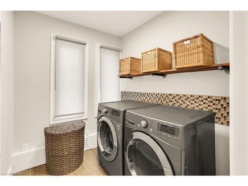 29 Melrose Drive, Niagara-On-The-Lake, ON - Indoor Photo Showing Laundry Room