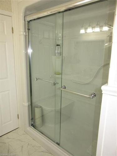 516 Sutherland Avenue, Welland, ON - Indoor Photo Showing Bathroom