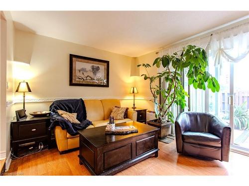 8-50 Lakeshore Road, St. Catharines, ON - Indoor Photo Showing Living Room