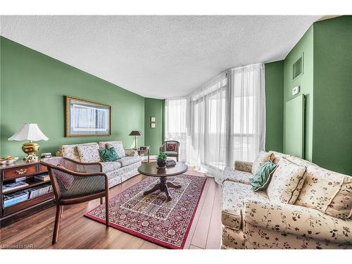 905-5070 Pinedale Avenue, Burlington, ON - Indoor Photo Showing Living Room