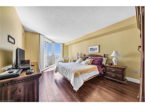 905-5070 Pinedale Avenue, Burlington, ON - Indoor Photo Showing Bedroom