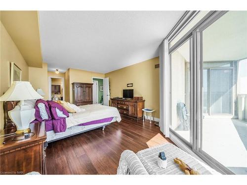 905-5070 Pinedale Avenue, Burlington, ON - Indoor Photo Showing Bedroom