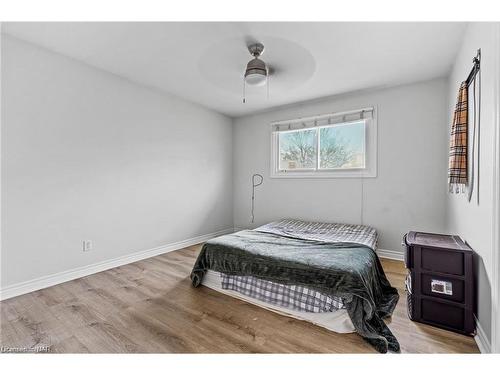 7063 Dirdene Street, Niagara Falls, ON - Indoor Photo Showing Bedroom