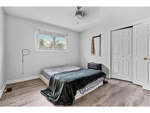 7063 Dirdene Street, Niagara Falls, ON - Indoor Photo Showing Bedroom