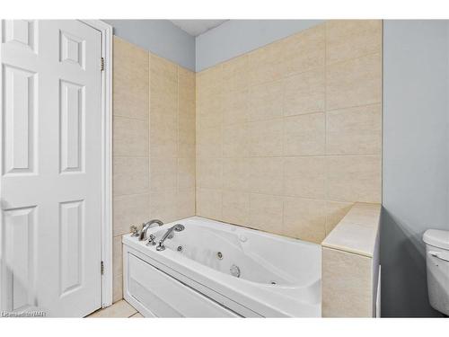7063 Dirdene Street, Niagara Falls, ON - Indoor Photo Showing Bathroom