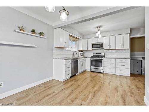 7063 Dirdene Street, Niagara Falls, ON - Indoor Photo Showing Kitchen With Stainless Steel Kitchen With Upgraded Kitchen