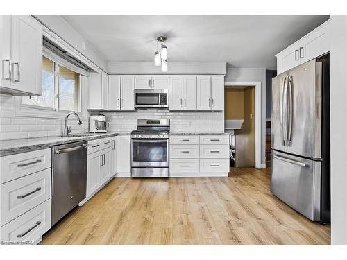 7063 Dirdene Street, Niagara Falls, ON - Indoor Photo Showing Kitchen With Stainless Steel Kitchen With Upgraded Kitchen