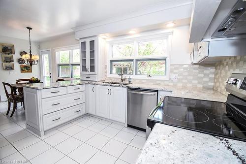 1457 Niagara Blvd Parkway, Fort Erie, ON - Indoor Photo Showing Kitchen With Upgraded Kitchen