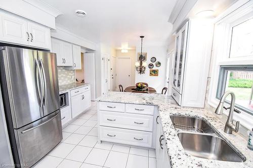 1457 Niagara Blvd Parkway, Fort Erie, ON - Indoor Photo Showing Kitchen With Double Sink With Upgraded Kitchen