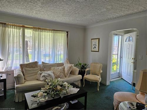 5781 Dixon Street, Niagara Falls, ON - Indoor Photo Showing Living Room