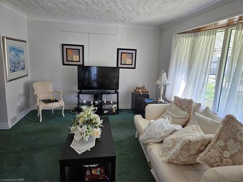 5781 Dixon Street, Niagara Falls, ON - Indoor Photo Showing Living Room