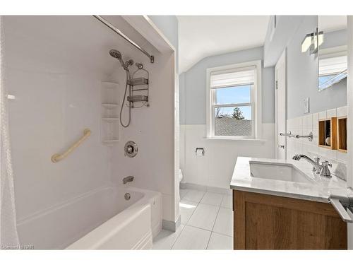 96 Laughlin Avenue, Welland, ON - Indoor Photo Showing Bathroom