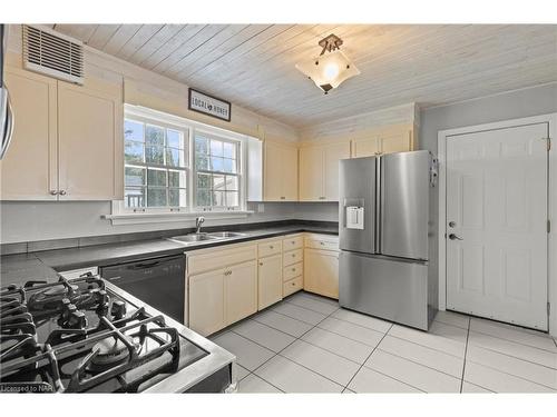 96 Laughlin Avenue, Welland, ON - Indoor Photo Showing Kitchen With Double Sink