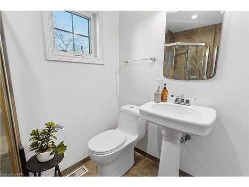 6 Frontier Drive, Virgil, ON - Indoor Photo Showing Bathroom