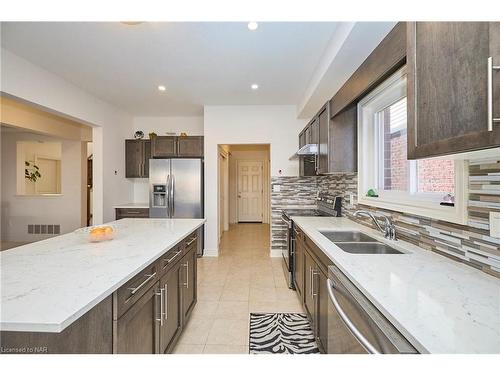 13 Winterberry Blvd Boulevard, Thorold, ON - Indoor Photo Showing Kitchen With Double Sink