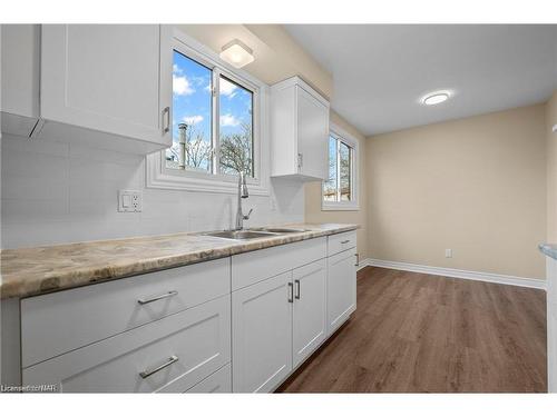 7 Baldwin Circle, Thorold, ON - Indoor Photo Showing Kitchen With Double Sink