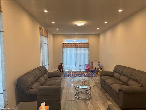 24 Ellis Avenue, St. Catharines, ON - Indoor Photo Showing Living Room