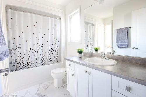 4279 Willick Road, Niagara Falls, ON - Indoor Photo Showing Bathroom