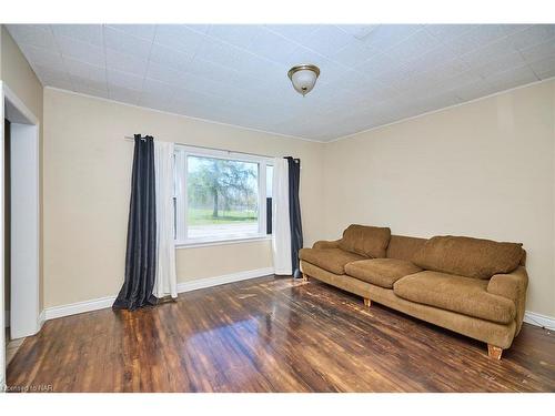 47 Concession Road, Fort Erie, ON - Indoor Photo Showing Living Room