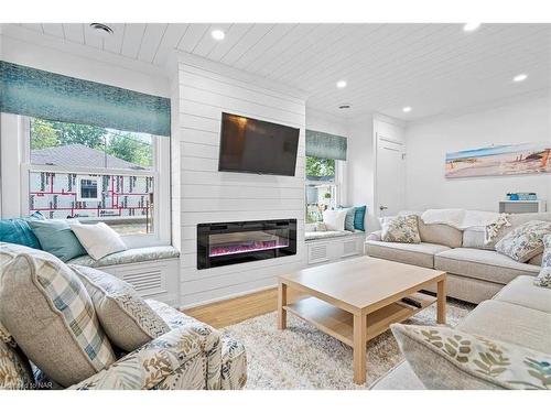325 Lakewood Avenue, Crystal Beach, ON - Indoor Photo Showing Living Room With Fireplace