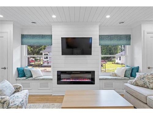 325 Lakewood Avenue, Crystal Beach, ON - Indoor Photo Showing Living Room With Fireplace