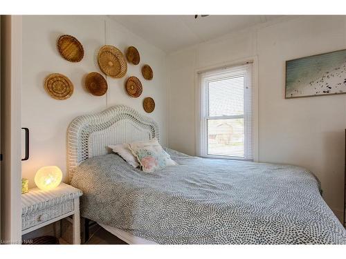 391 Cambridge Road W, Crystal Beach, ON - Indoor Photo Showing Bedroom
