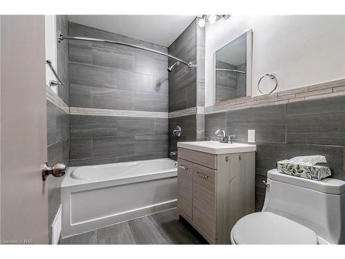 487 Scholfield Avenue N, Welland, ON - Indoor Photo Showing Bathroom
