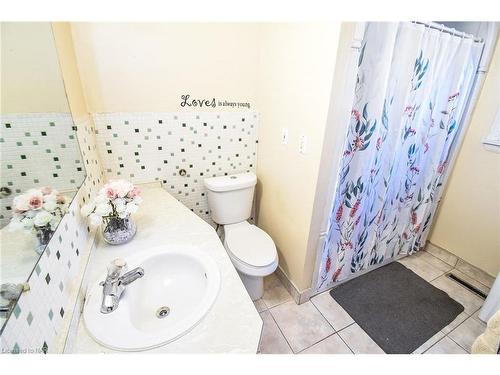 64 White Avenue, Welland, ON - Indoor Photo Showing Bathroom