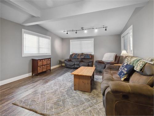 1516 Garrison Road, Fort Erie, ON - Indoor Photo Showing Living Room