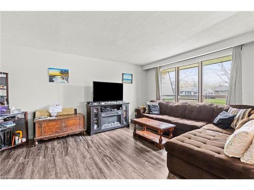 475 Bunting Road, St. Catharines, ON - Indoor Photo Showing Living Room