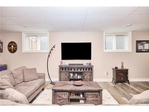 2974 Bethune Avenue, Ridgeway, ON - Indoor Photo Showing Living Room