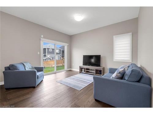 24 Lamb Crescent, Thorold, ON - Indoor Photo Showing Living Room