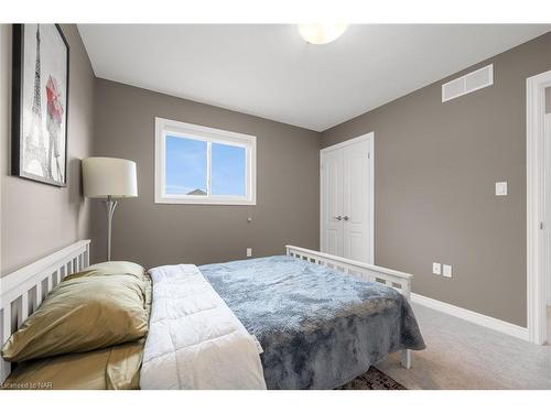 24 Lamb Crescent, Thorold, ON - Indoor Photo Showing Bedroom