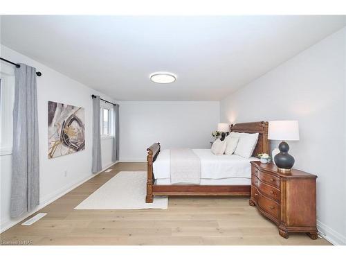 7434 Sherrilee Crescent Crescent, Niagara Falls, ON - Indoor Photo Showing Bedroom