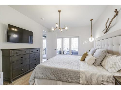 53-8974 Willoughby Drive, Niagara Falls, ON - Indoor Photo Showing Bedroom