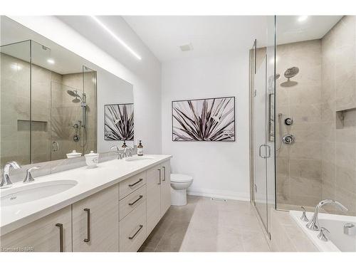 53-8974 Willoughby Drive, Niagara Falls, ON - Indoor Photo Showing Bathroom