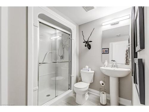 53-8974 Willoughby Drive, Niagara Falls, ON - Indoor Photo Showing Bathroom