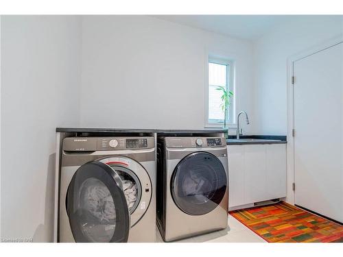 8945 Emily Boulevard, Niagara Falls, ON - Indoor Photo Showing Laundry Room
