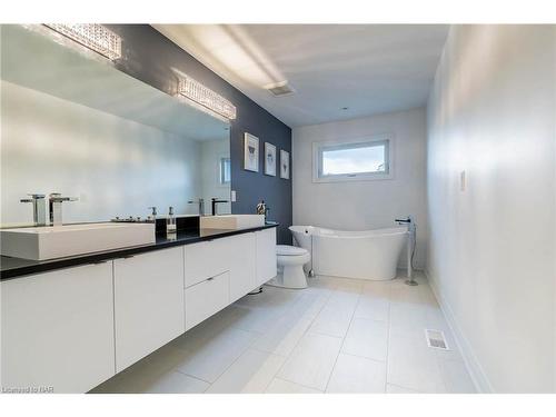 8945 Emily Boulevard, Niagara Falls, ON - Indoor Photo Showing Bathroom