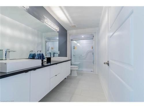 8945 Emily Boulevard, Niagara Falls, ON - Indoor Photo Showing Bathroom