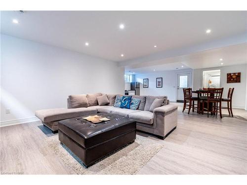 8945 Emily Boulevard, Niagara Falls, ON - Indoor Photo Showing Living Room